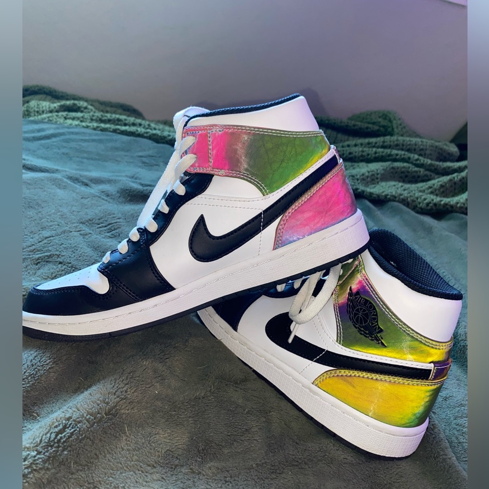 Jordan 1 Mid Heat Reactive